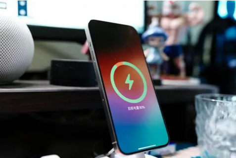 云溪苹果15换屏服务分享用什么充电器给iPhone15充电更好 